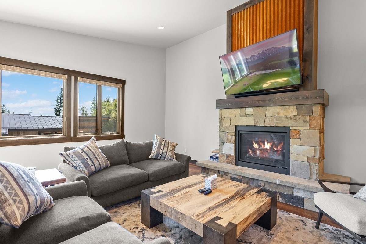 Snow Ghost Den -Beautiful Ski-in Ski-out 3BD 2.5BA Home With Private Hot Tub